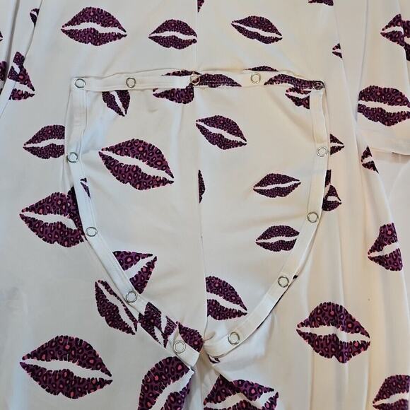 Women Small Snap Butt One Piece Long Pajamas White Purple Lips Stretch - Picture 6 of 7